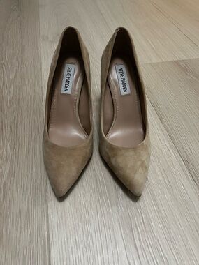 Steve Madden Beige Suede Pointed-Toe Pumps
